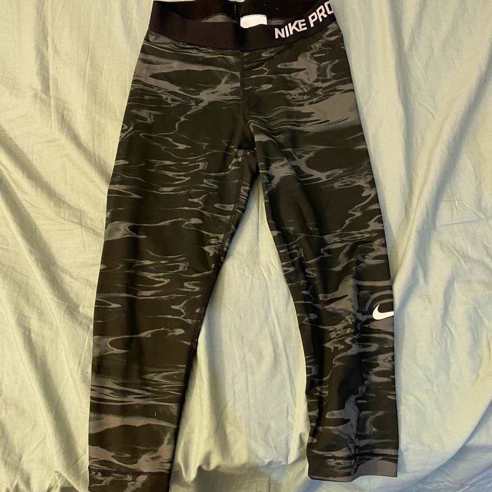 women’s cropped nike leggings size small